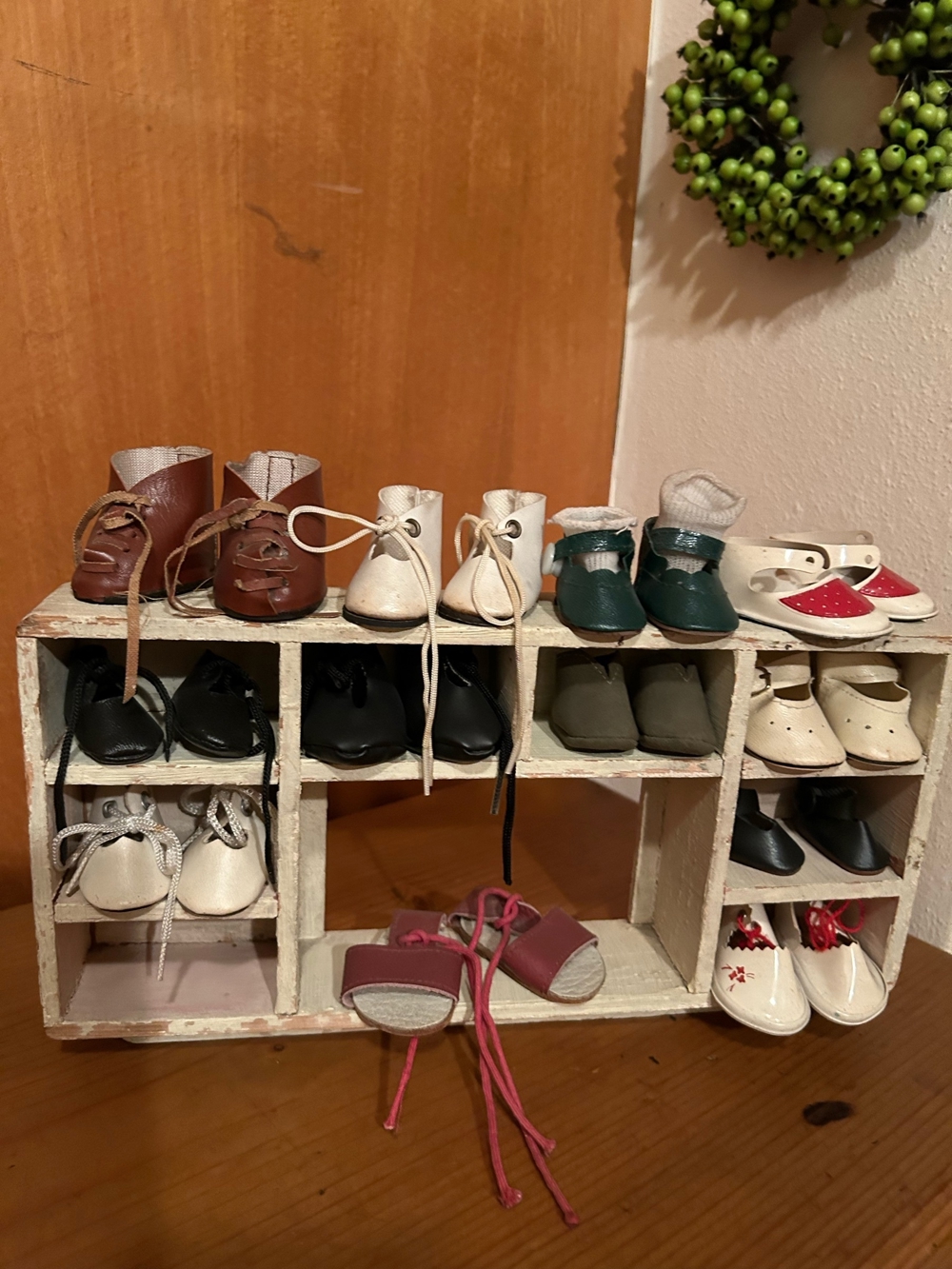 Antiker Schuhschrank für Puppenschuhe