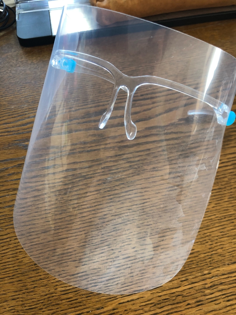 Plastikschild mit Brillenaufsatz