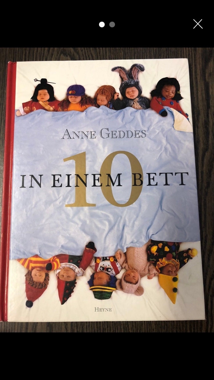 Anne Geddes, 10 in einem Bett