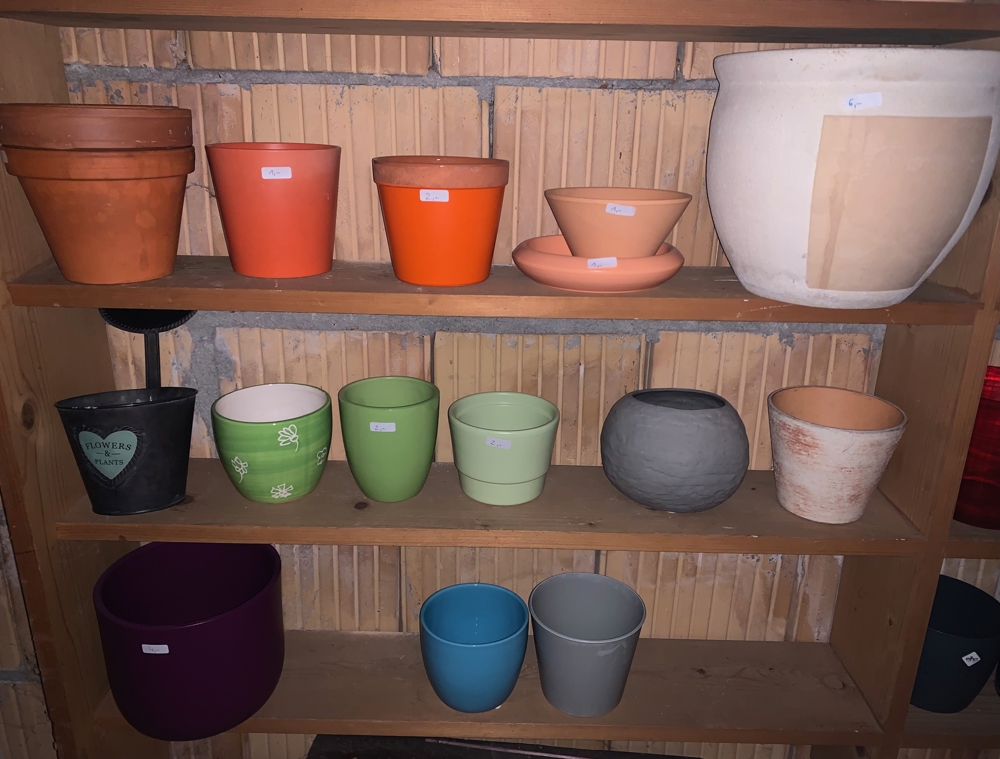 Keramikübertöpfe, verschiedene Farben, Tontöpfe, Kunststofftöpfe