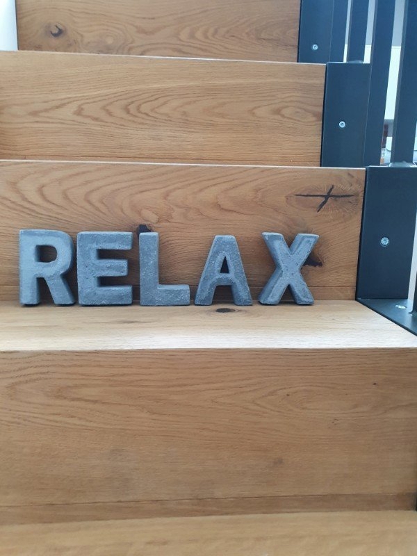 Buchstaben " RELAX" in Steinoptik