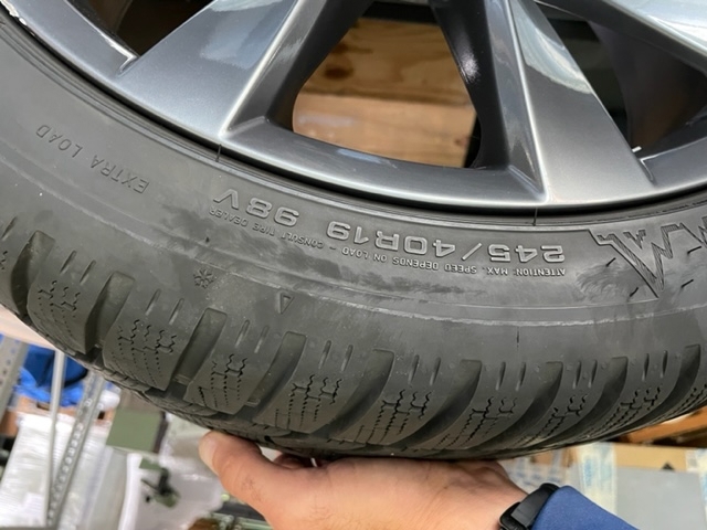 Winterreifen 245/40 R19 98V