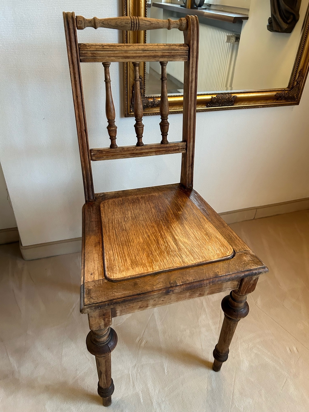 Antiker Stuhl mit gedrechselter Lehne