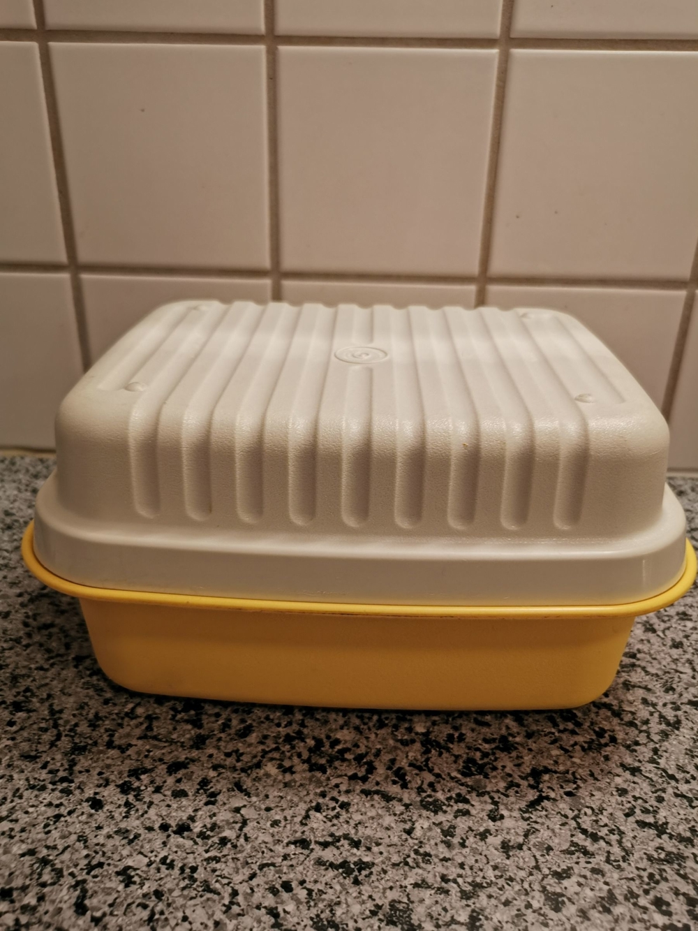 Brotdose Tupperware gelb weiß