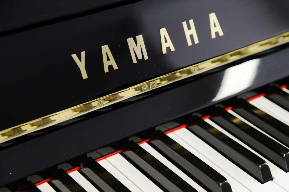 Yamaha Klavier U1, schwarz poliert. Kostenlose Lieferung(*)