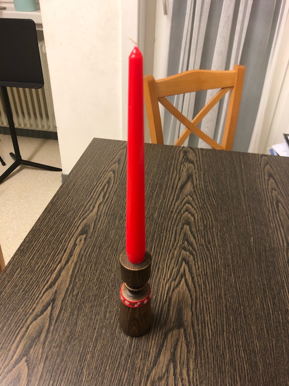 Kerzenhalter aus Holz mit roter Stabkerze