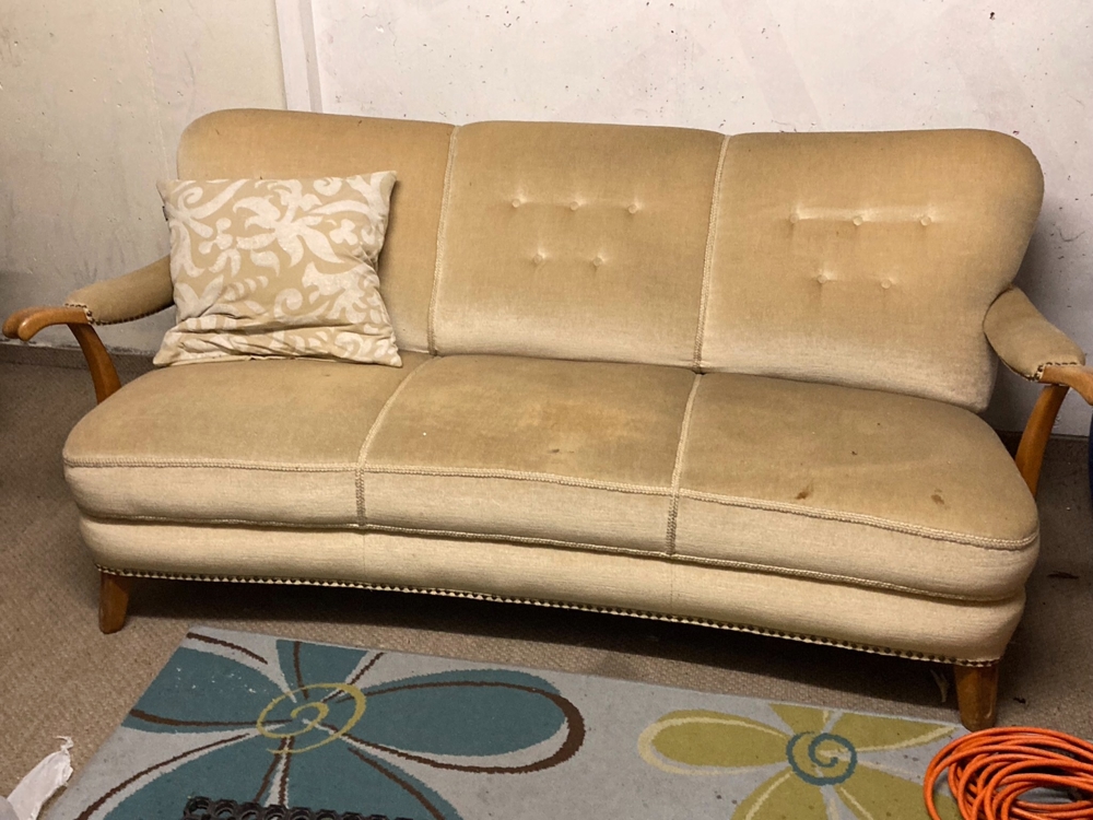 Couch im Cippendale-Stil