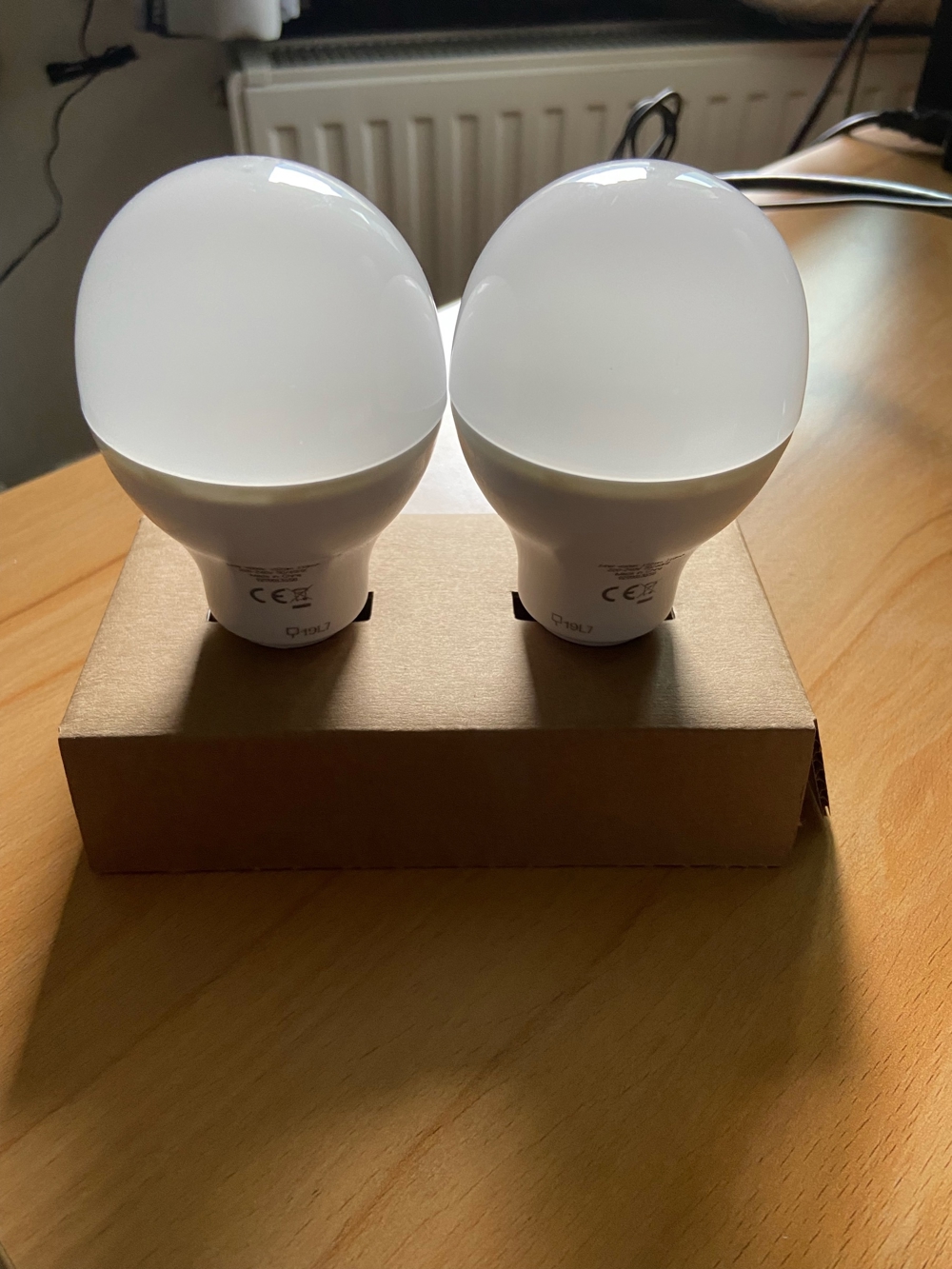 2x LED E27 (14W equivalent zu 100W), Cool White