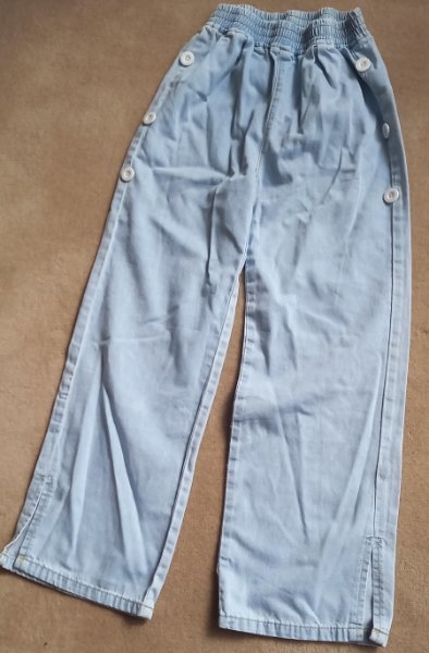 Jeans mit seitlich Zierknöpfen gr 140