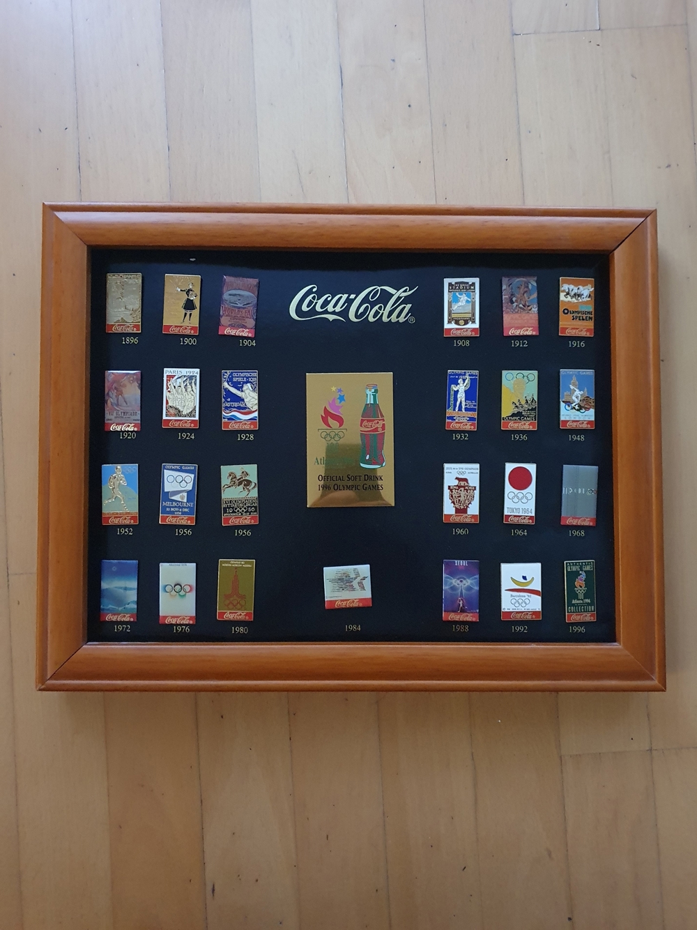 Coca-Cola Pin Collection Olympia Atlanta 1996 im Echtholzrahmen limitiert