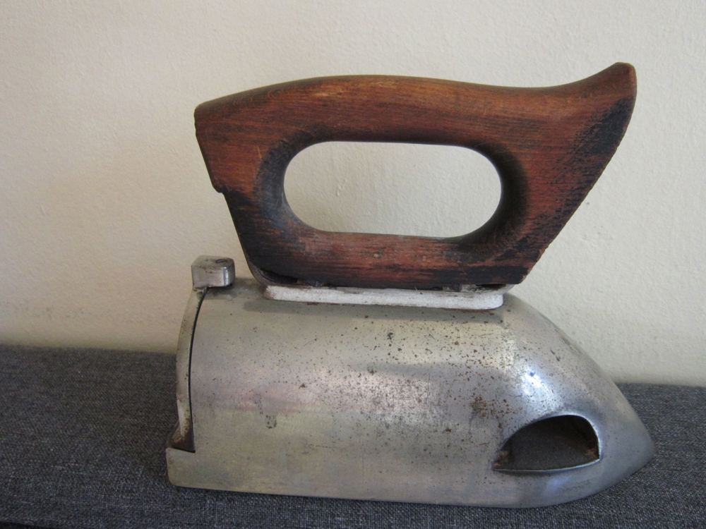 Altes Kohlebügeleisen - Vintage Deko - 20,5cm x 16cm - Holzgriff