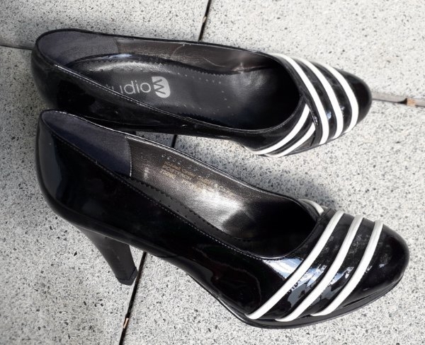 Neue Schuhe schwarz Lack mit weißen Streifen