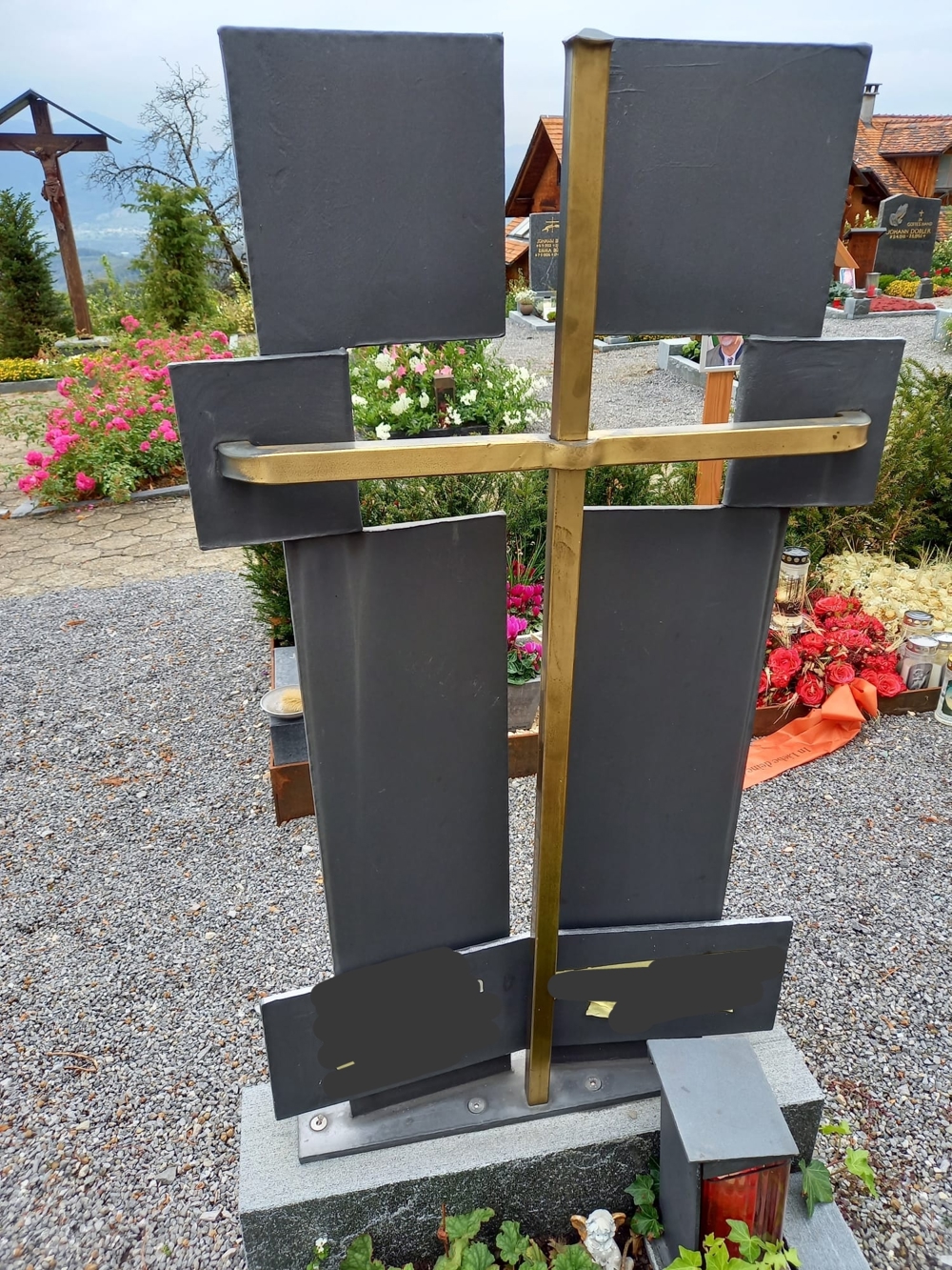 Grabkreuz mit Umrandung, Laterne und Weihwasserschale