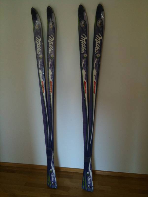 Ein Paar komplett neue, poppige Milka-Carving-Skier