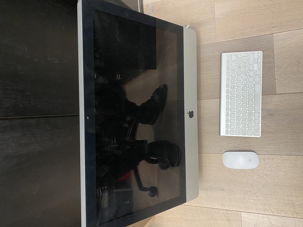 iMac mit Bluetoothtastatur und -maus