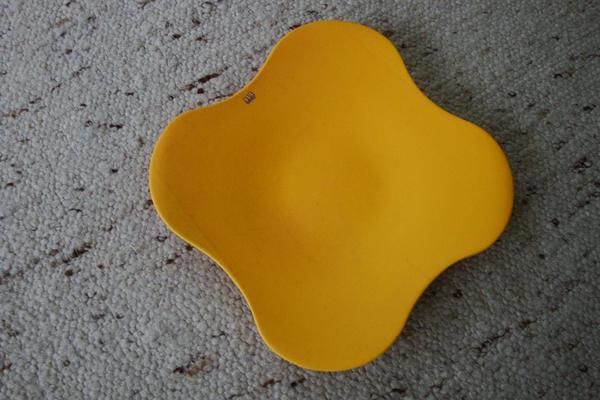 Achtung!! Formschöner Keramikteller gelb, 50 cm Diagonal, toller Zustand
