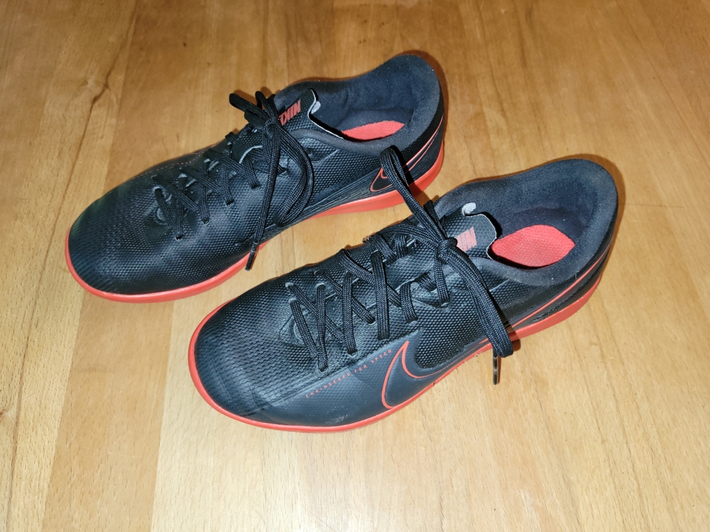 Nike Hallenschuhe Gr. 33,5