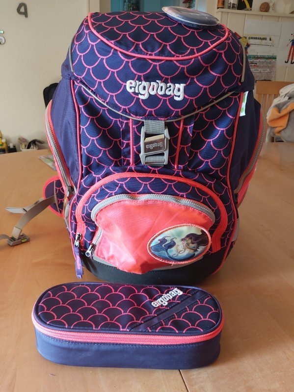Ergobag Schulrucksack inklusive Federmäppchen und 4 Kletties inkl. Zip Set pink