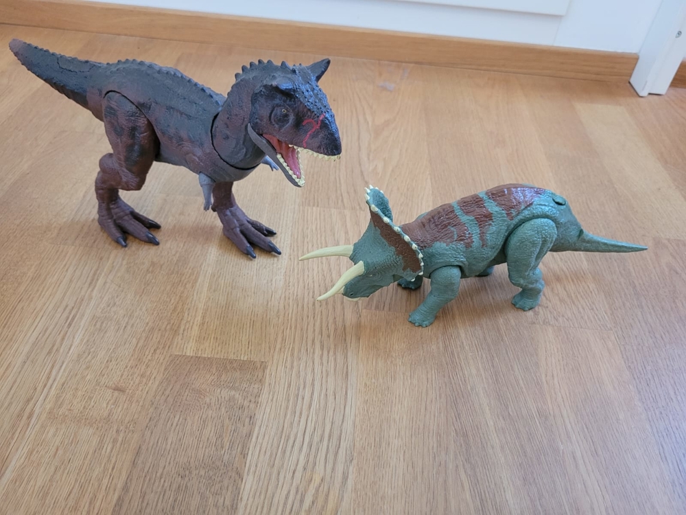 Jurrassic World Triceratops und Carnotaurus von Mattel