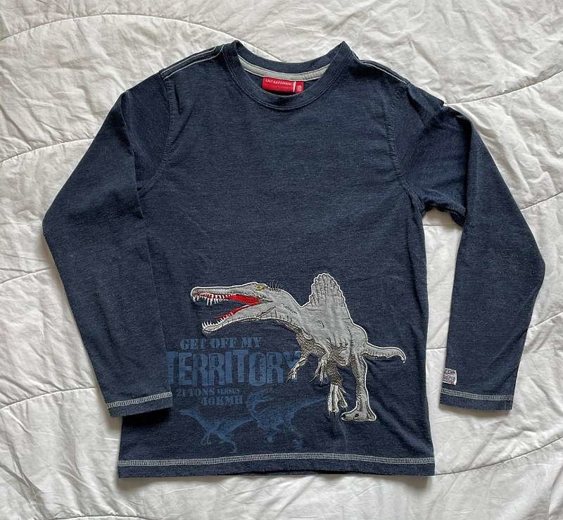 schönes, blaues Langarm-Shirt von Salt & Pepper, Größe 128, dunkelblau mit Dinosaurier