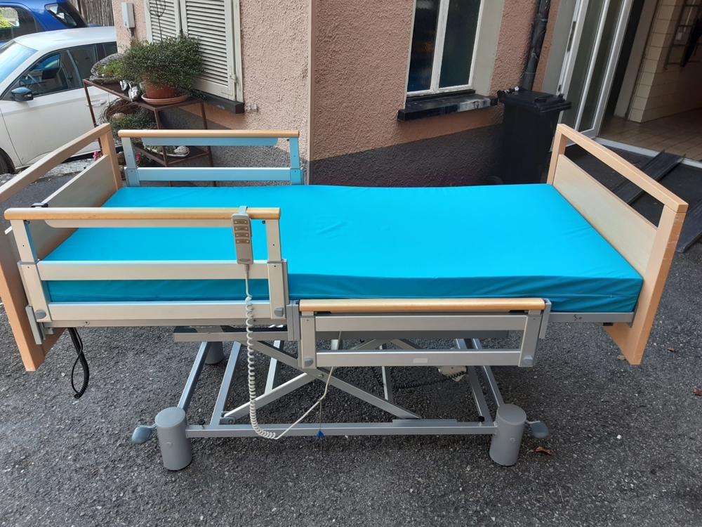 Gebrauchtes Comfort Pflegebett ab  500 Firma Fenkart&Grabher careplus Hohenems