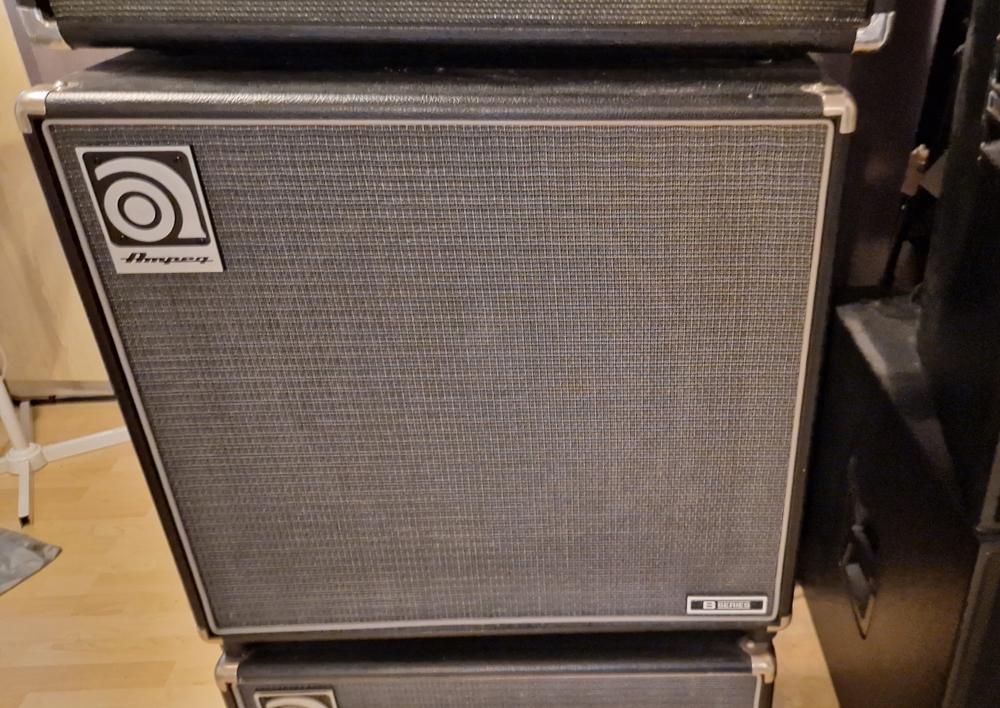 Bass Verstärker und Boxen (Behringer & Ampeg)