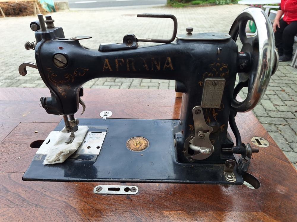 wunderschöne alte Nähmaschine (Afrana) zu verkaufen