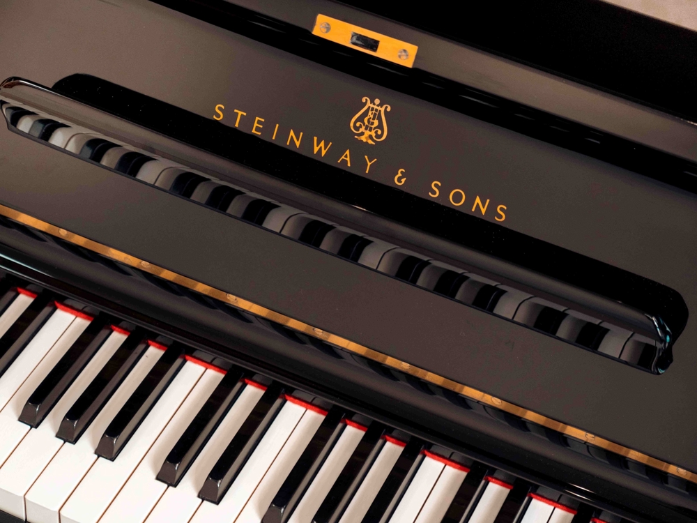 STEINWAY & SONS Klavier, schwarz poliert. Kostenlose Lieferung in ganz Vorarlberg(*)