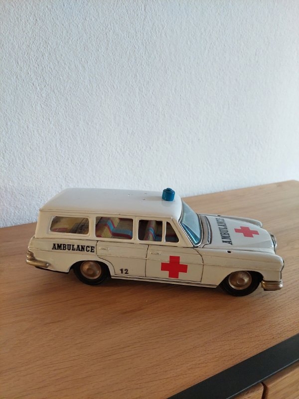 Blechauto Ambulance Japan