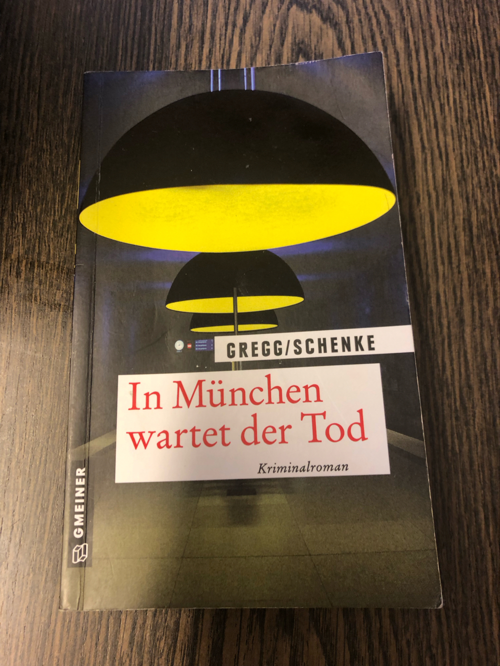 In München wartet der Tod, Gregg / Schenke