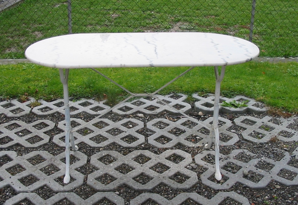 Tisch mit Marmorplatte