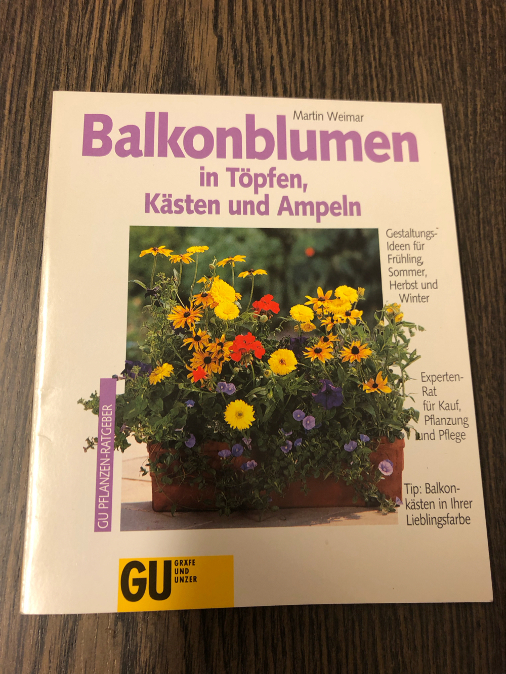 Balkonblumen in Töpfen, Kästen und Ampeln