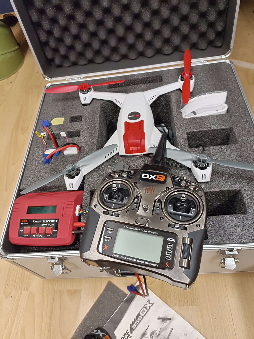 RC Drohne mit komplettem Zubehör 