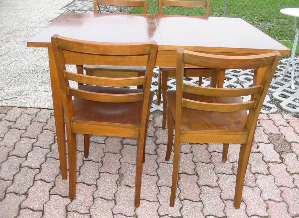 Tisch mit 4 Stühlen