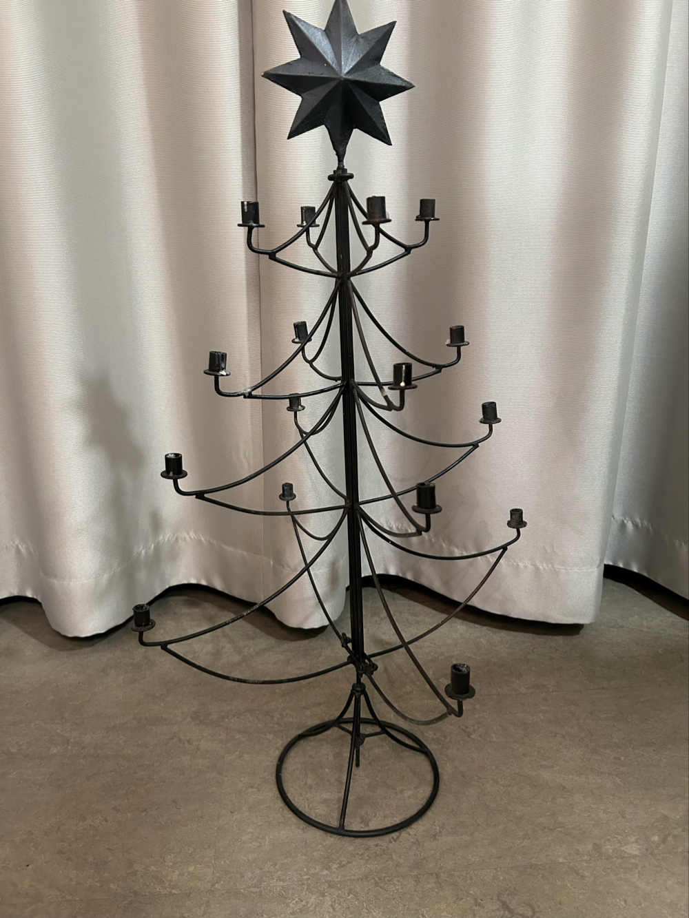 Christbaum aus Metall für 16 Kerzen