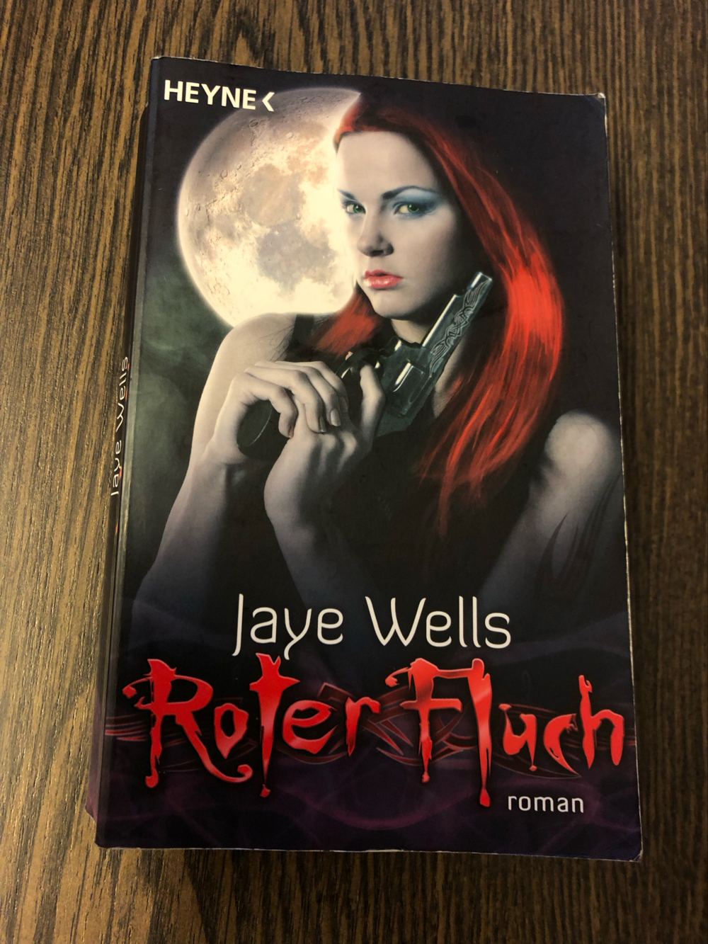 Roter Fluch, Jaye Wells