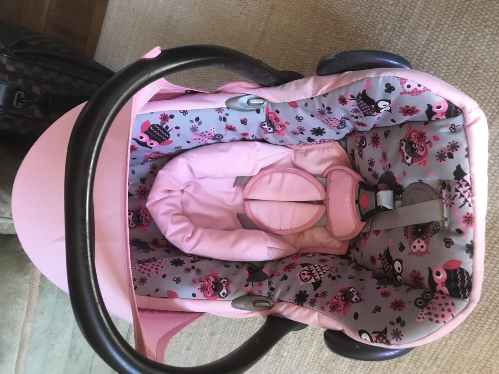 Süsse Babyschale Maxi Cosi in Rosa mit rosa Dachhaube sehr gepflegt