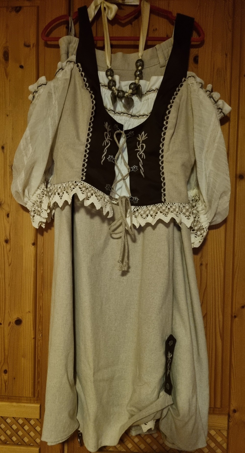 Landhaus Dirndl mit Ledergürtel und Kette