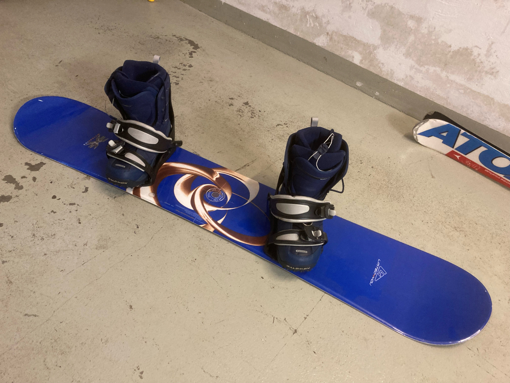 snowboard mit Bindung und Schuhe