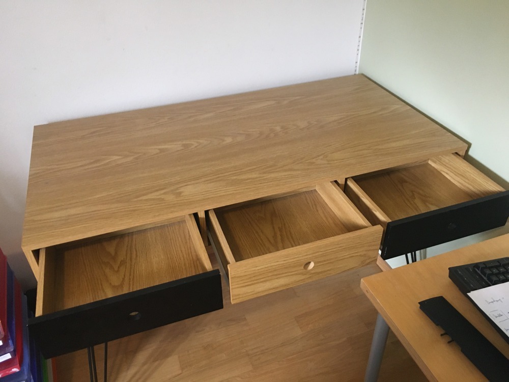 Hochwertiger Schreibtisch mit Schubladen