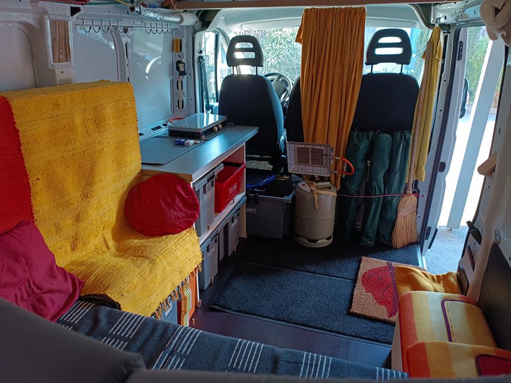 URLAUBSPARTNERIN für REISE frei nach Absprache in EUROPA mit einfach ausgestattetem Wohnkastenwagen 