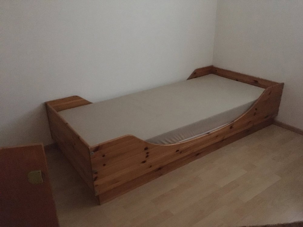 Vollholz Bett + Matratze inkl. Nachttisch