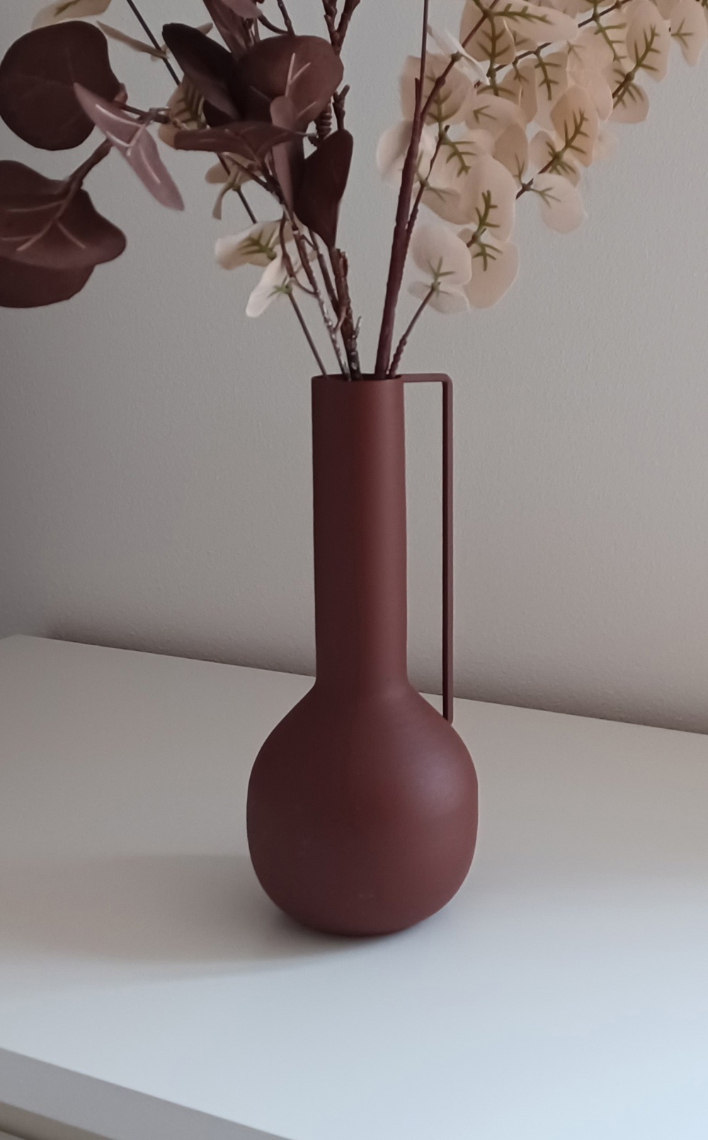 Elegante rostbraune Vase mit Dekoblumen