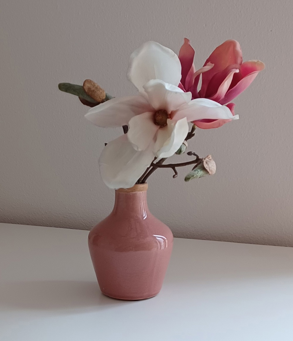 Rosa Vase im Shabby Chic-Stil mit Dekoblumen