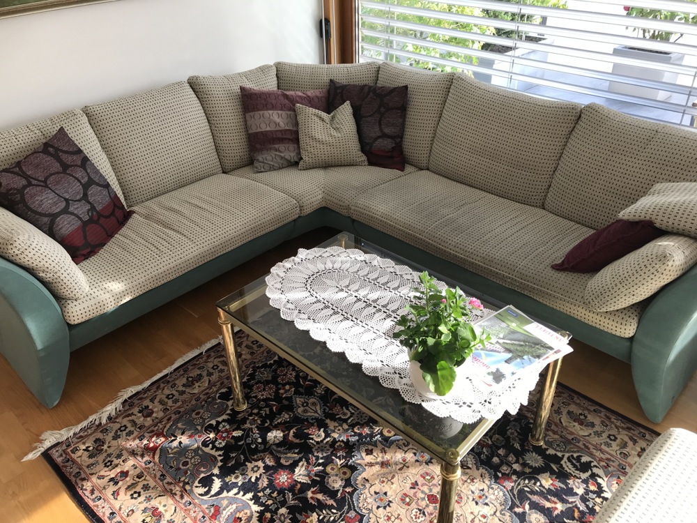 Couch mit Hocker und Beistelltisch