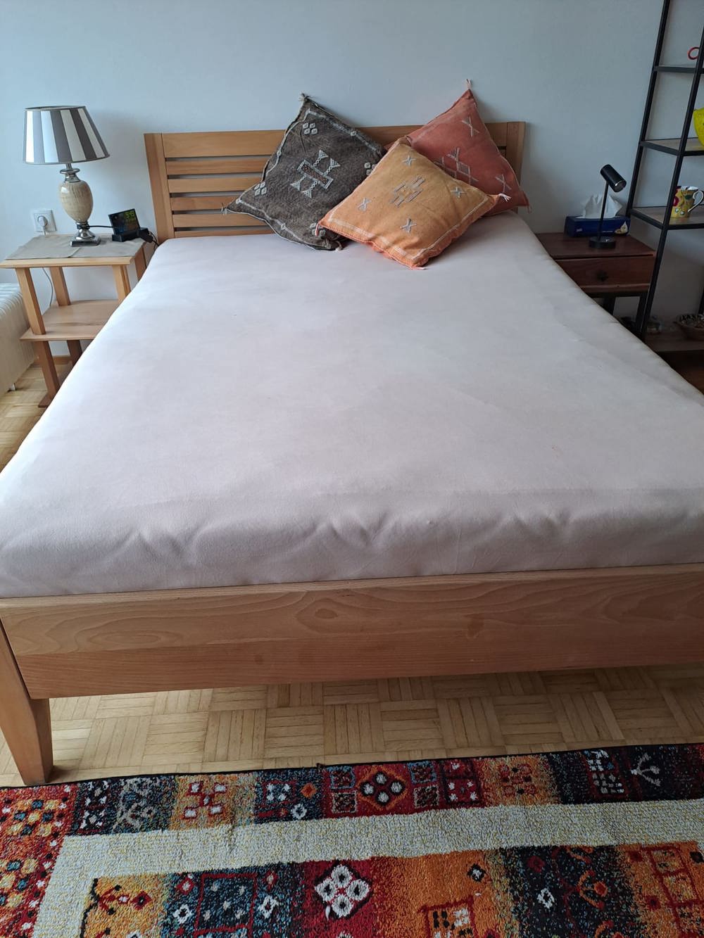 Neuwertiges Bett samt Matratze zu verkaufen