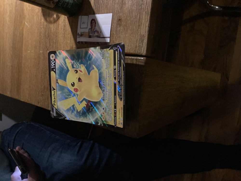 XXL Pokémonkarte Pikachu V