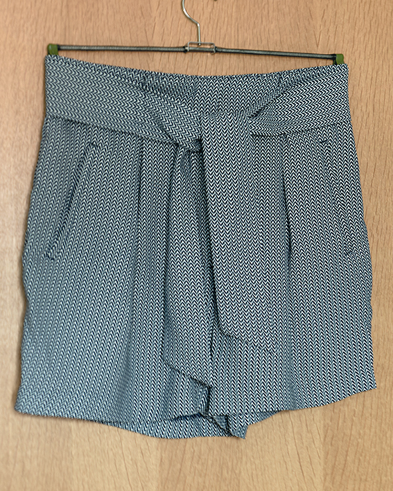 Diverse kurze Damenhosen Gr. 38, Stoffhosen, Shorts, Sommerhosen, Hose, schwarz oder gemustert 