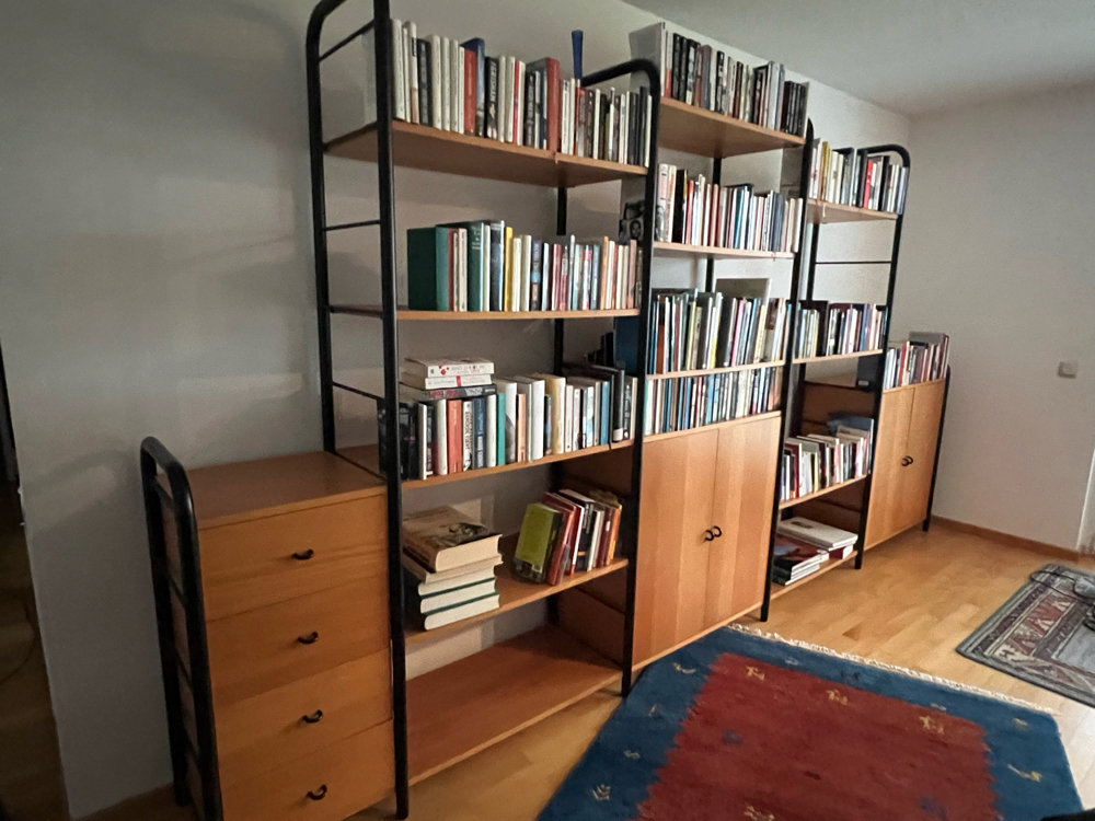 Wohnwand-Bücherregal