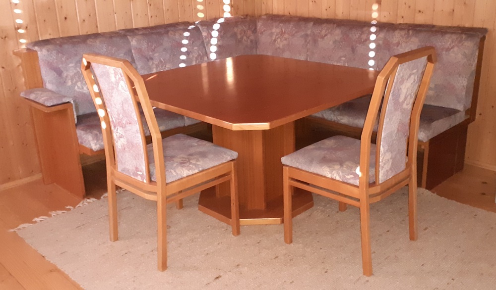 Große gepolsterte Eckbank, 1 Tisch sowie 2 gepolsterte Sessel, Tischlermöbel   100,-